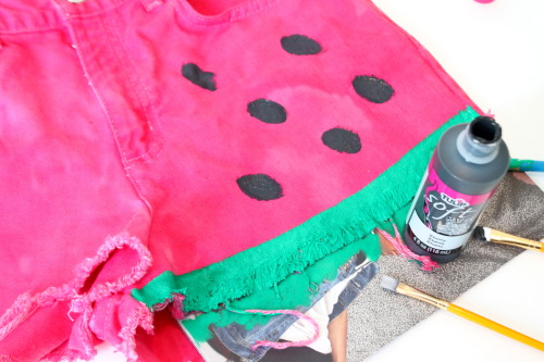 fancymade: DIY - WATERMELON SHORTS  Because who doesn’t love watermelon, specially on shorts! I had 