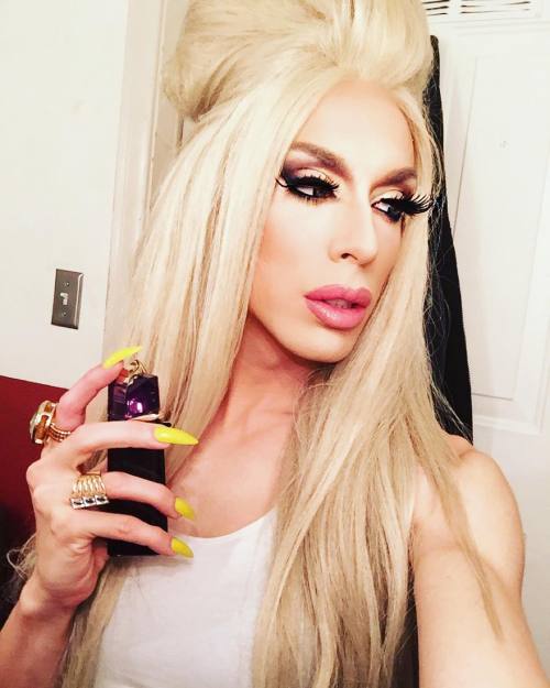 alaska-hieeee:Look at this gorgeous glamazon.