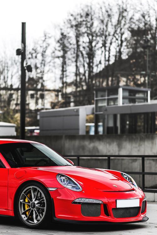 Red 911 GT3 | © | AOI