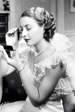 1930sglamourandstyle:Barbara Stanwyck https://painted-face.com/