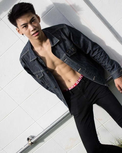 Just wanna share with you all this Thai guy. Hot and cute at the same time. Yasss my type