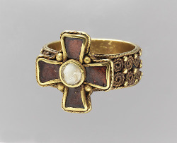 concerto4art:  Finger Ring with a cross c. 450-525Frankish, Diameter of 2.1 cmMetropolitan Museum of Art Gallery 301 [x] [&hellip;] This ring, decorated with a cross, is made with gold filgeree and cloisonne craftsmenship. The inlaid stones are mother