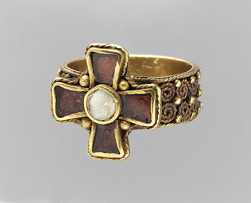 concerto4art:  Finger Ring with a cross c. 450-525Frankish, Diameter of 2.1 cmMetropolitan Museum of Art Gallery 301 [x] […] This ring, decorated with a cross, is made with gold filgeree and cloisonne craftsmenship. The inlaid stones are mother