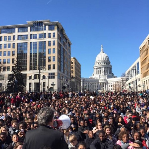 krxs10:Nearly 2,000 People Are Currently Protesting Fatal Police Shooting Of Tony Robinson In Wisconsin.Almost 2,000 students marched in Madison, Wisconsin on Monday to protest the fatal police shooting of an unarmed biracial teenager, while his family