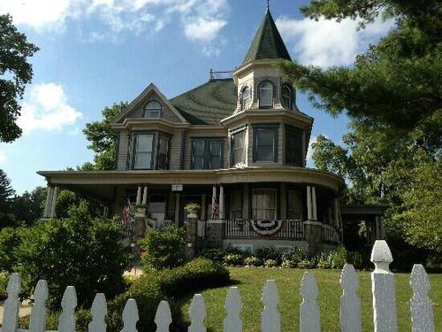 idon-tevenwantoknow:  THERE’S TIMES WHEN I WANT A RUSTIC CABIN IN THE WOODS AWAY FROM ALL SOCIETY THEN THERE’S TIMES WHEN I WANT A MODERN ASS HOUSE  THEN I’M LIKE I’LL ACCEPT NOTHING MORE THAN A VICTORIAN MANOR THEN I WANT A PENTHOUSE IN THE MIDDLE