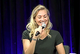 celoewe:Yvonne Strahovski - Laughing - Nerd HQ panel 2015