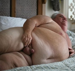 sumoboy69:  fatguy1985:  oh my… the things I would do with just one day alone with this guy! mmm.  Older fat guys are such a turn on.  yup