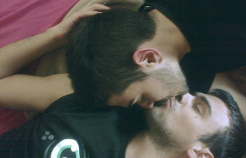 fuckyeahdudeskissing:  fuckyeahdudeskissing ( FYDK! ) : The place to see men kiss