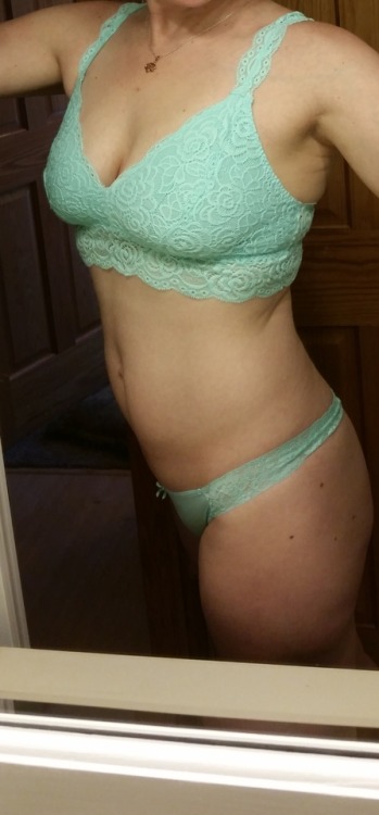Just thought I would send out another hot one of me. #iowa #hotwife #blue #cum #sexy #wetpussy #beau