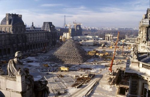 Matin de février sur le chantier de la pyramide du Louvre #sergesautereauphotographe #sergesautereau