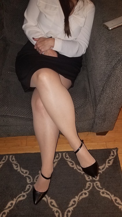 myprettywifesfeet:My pretty wife home from work and looking beautiful.please comment