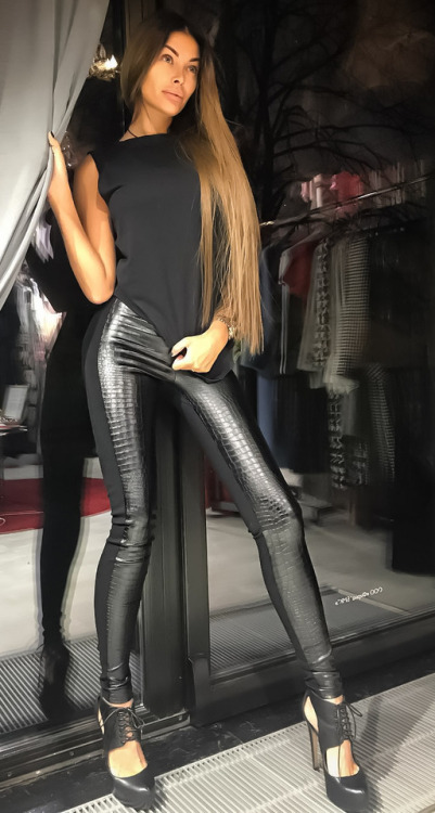 instahotties: Звонит мне моя подруга..и говорит..,,у меня для тебя,есть оффффигенные штанишки,, ох..