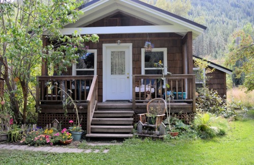 cabininsight:  Cottages don’t get much cuter than this. Tucked in a northern Washington valley close to rivers and a sweet little town, this one bedroom cabin is surrounded by a couple acres of lawn and gardens. It’s priced right at 赓k and you