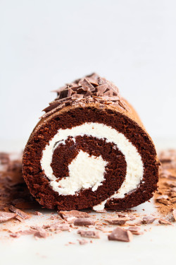 sweetoothgirl:  Chocolate Roll Cake with