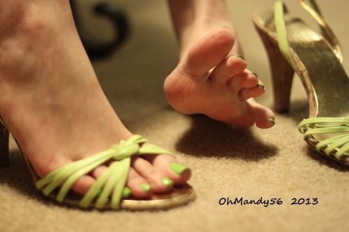 neon green toes