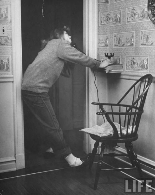 Hanging on the telephone(Nina Leen. 1944)