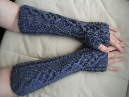 stitcherywitchery: Fire &amp; Ice Fingerless Mitts – a free knitting pattern inspired by t