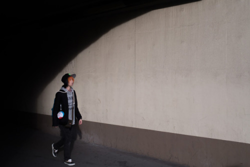 A women walks in Shimbashi, TokyoPhoto : Pierre-Emmanuel Delétrée