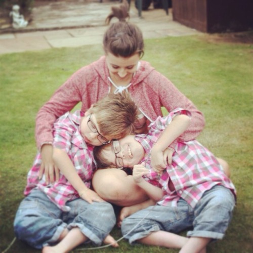 thegarrisonofficial:  goldenrecords:  mistressjoanie:  lovelivesing:  chantslouise:  I know you won’t all read this but here’s a Few of my favourite pictures of my brothers. There’s just the three of us and I’m obviously the oldest.  I’m gonna