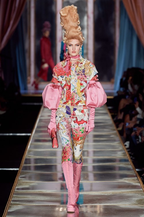 Anime fashion1: Comme des Garcons Spring 2018 ready-to-wear2: Moschino Fall 2020 ready-to-wear 3: Ds
