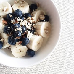 ocaeun:  morning treat🌾 — rolled oats topped with bananas, blueberries and a sprinkle of almonds // ig: vanessaa_li
