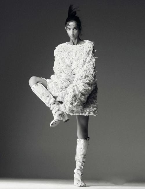  Tindi Mar by Rory van Millingen for Numero France March 2022 - Fashion Editorials - Minimal. / Visu