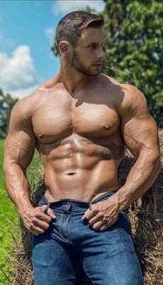 alphamusclehunks:  Sexy, large and in charge.