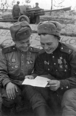 historicaltimes: Soviet soldiers reading