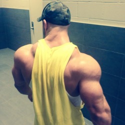 drwannabe:  Antoine’s delts 