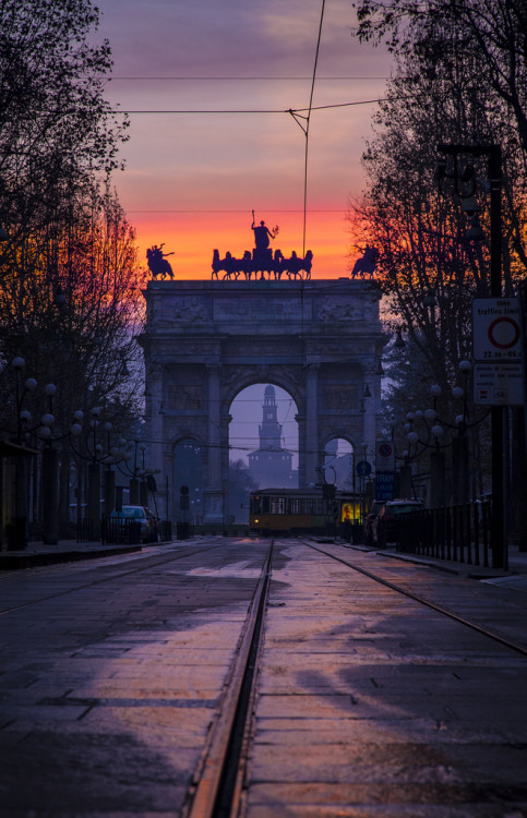 fabforgottennobility:Alba in Sempione da Pietro AgostiniTramite Flickr:L'alba in corso Sempione il g