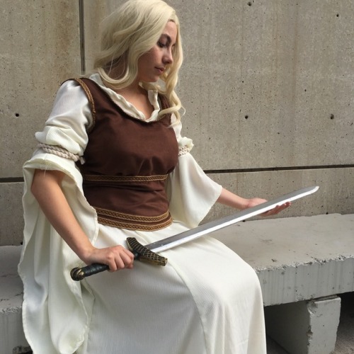 veliseraptor:“Strong she seemed and stern as steel, a daughter of kings.”Eowyn cosplay by @ameliarat