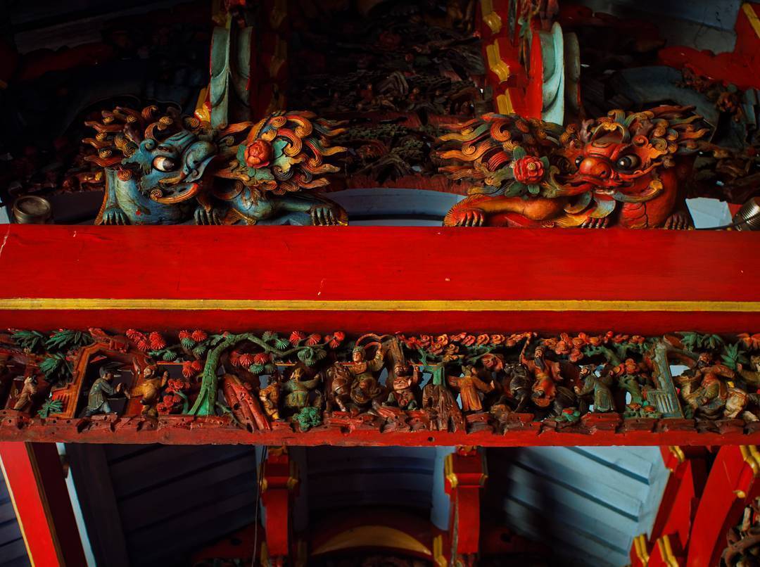 Amazing details on this ancient piece. (at Vihara Satya Budhi (协天宫）)