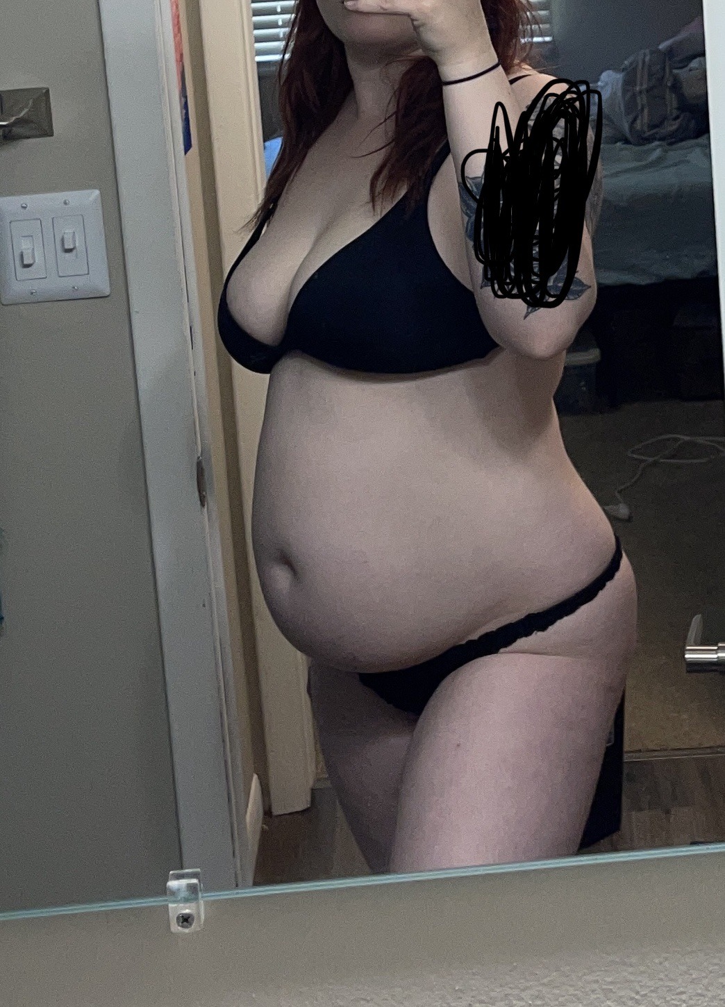 peach-belly:noticing this new gain has really settled into my hips and gut (empty)