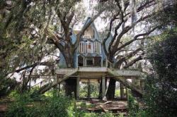 abandonedandurbex:  An abandoned Victorian