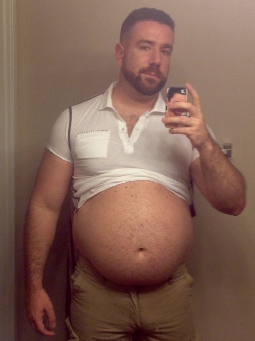 hasman33: bigdudesarehot: Medium shirt and 34 shorts from a couple summers ago I’m straight bu