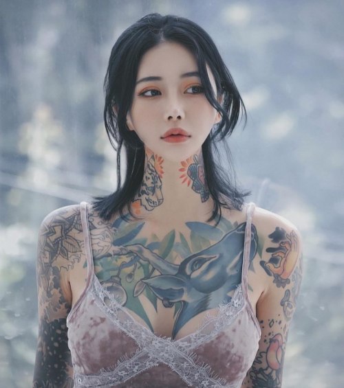 @ahnlina #womenwithink #womenwithtattoos #chesttattoo #tattoosleeve #thightattoo #art #beautyhttps