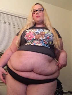 thegirthofvenus:When shirts are too small so they become crop tops
