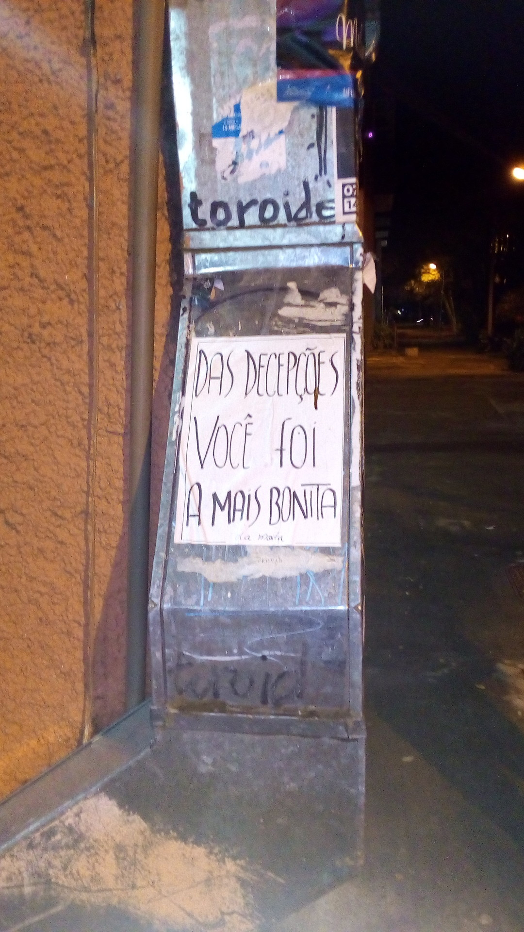 olheosmuros:  Tem sempre alguém que…   No PDS - Asa norte  Brasília - DF