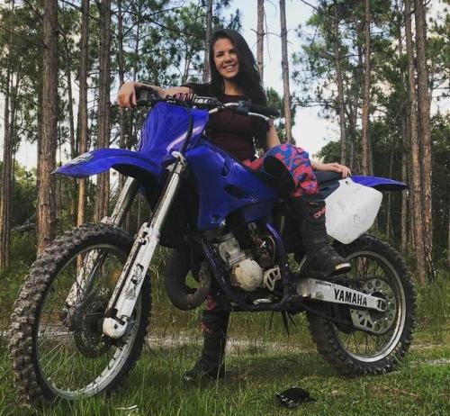 There’s nothing better on a Wednesday afternoon than a badass #motochick like the beautiful @b