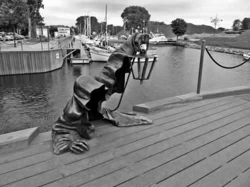 obscuro-quutamo:  This sculpture is called Juodasis vaiduoklis (The Black Ghost) and is located in Klaipėda, Lithuania | My edit 