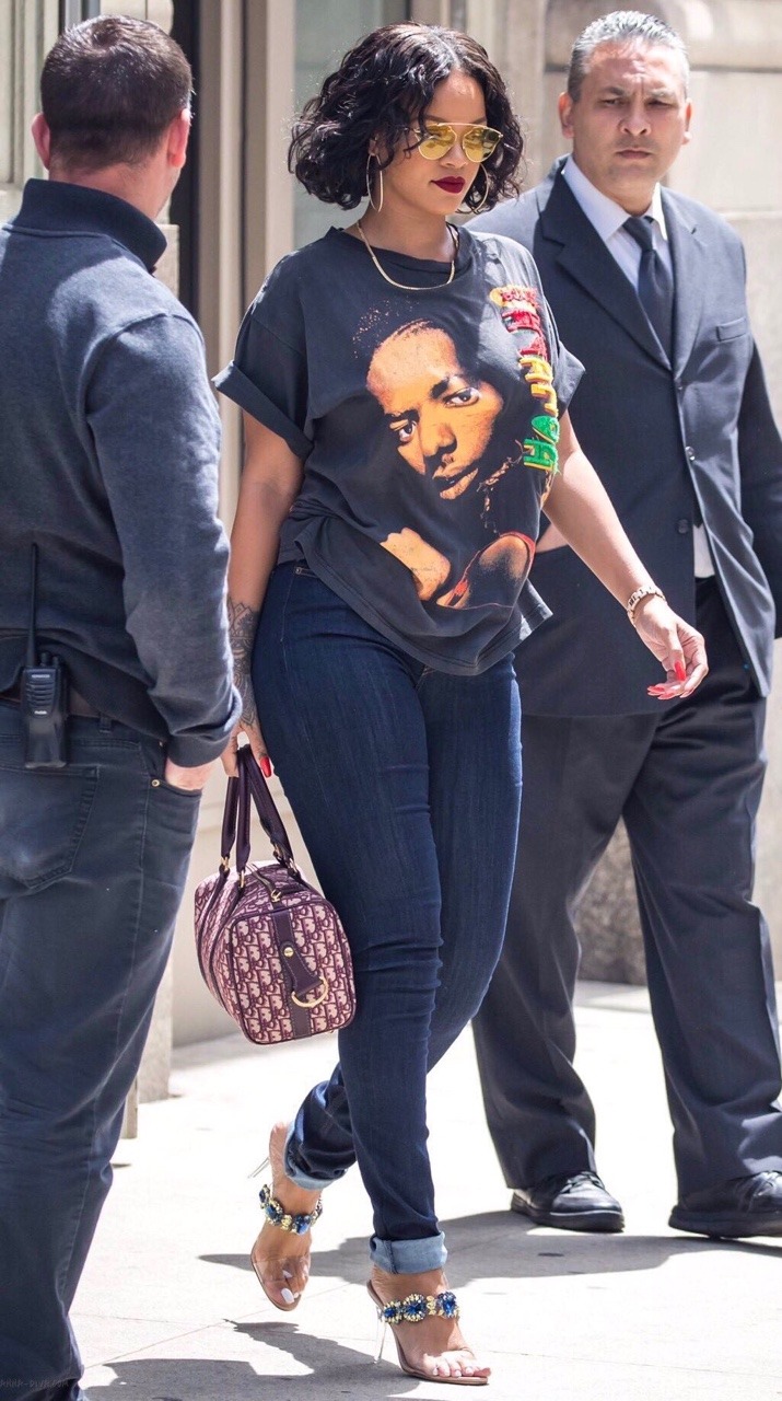jaiking:  earthshakinlove:  hellyeahrihannafenty:  Serving thighs thicker than a