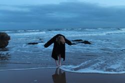 thevelvetchrist:  artyweirdo:  beach shoot in the middle of feburary for my uni portfolio   the lighting in this is just perf 