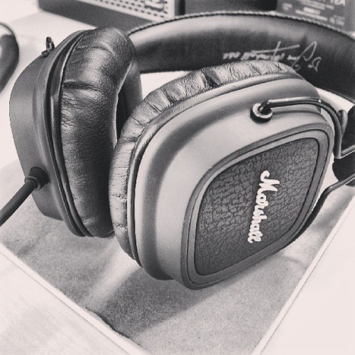 hjavixcs:  Viva la música. #music #marshall #major #headphones #bw #blancoynegro #blackandwhite 