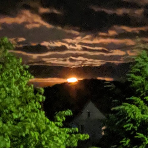 Moonrise. #night #nighttimephotography #moon #moonrise #clouds  www.instagram.com/p/BxtV95zA