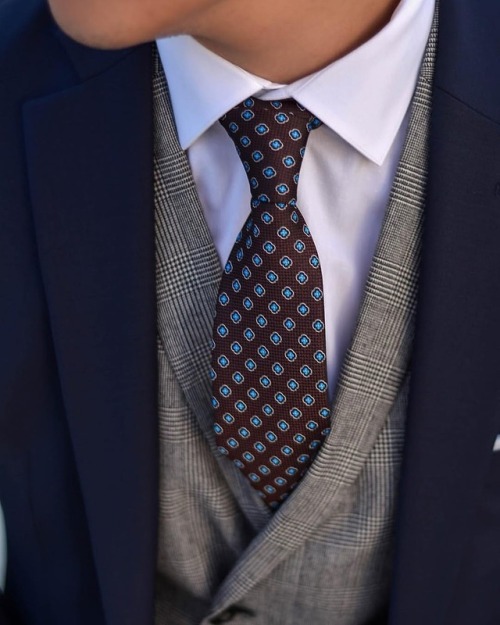 Sunday color/pattern play! I’m a big fan of double-breasted suit/vest/coats in the winter sinc