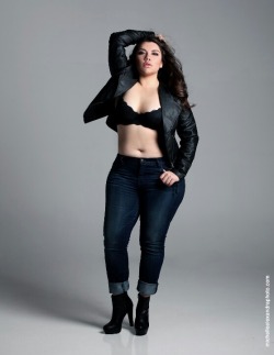 girlzwithcurves:  hourglassandclass:  Curvy and beautiful shot of model Mariesther Venegas For more body positivity and curves, check out my blog :)   &lt;3