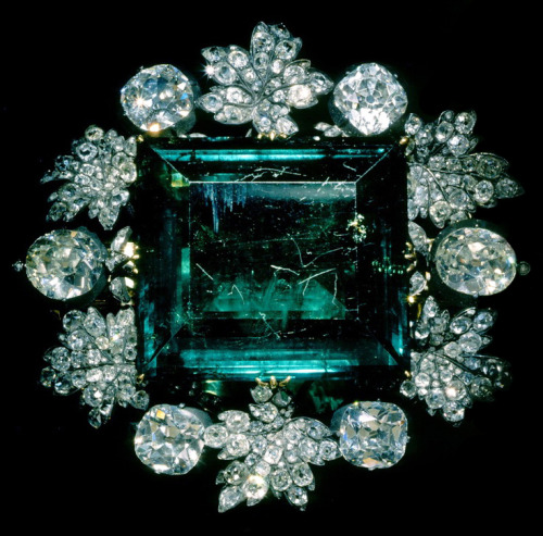 thestandrewknot:Empress Maria Feodorovna of Russia’s emerald and diamond brooch, given by Catherine 