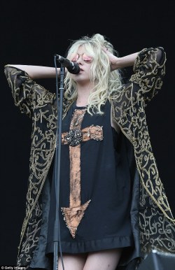momsen-news:  Performing at Isle Of Wight earlier today
