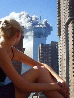 lostinhistorypics:A model during a photo shoot distracted by first plane hitting the twin towers.