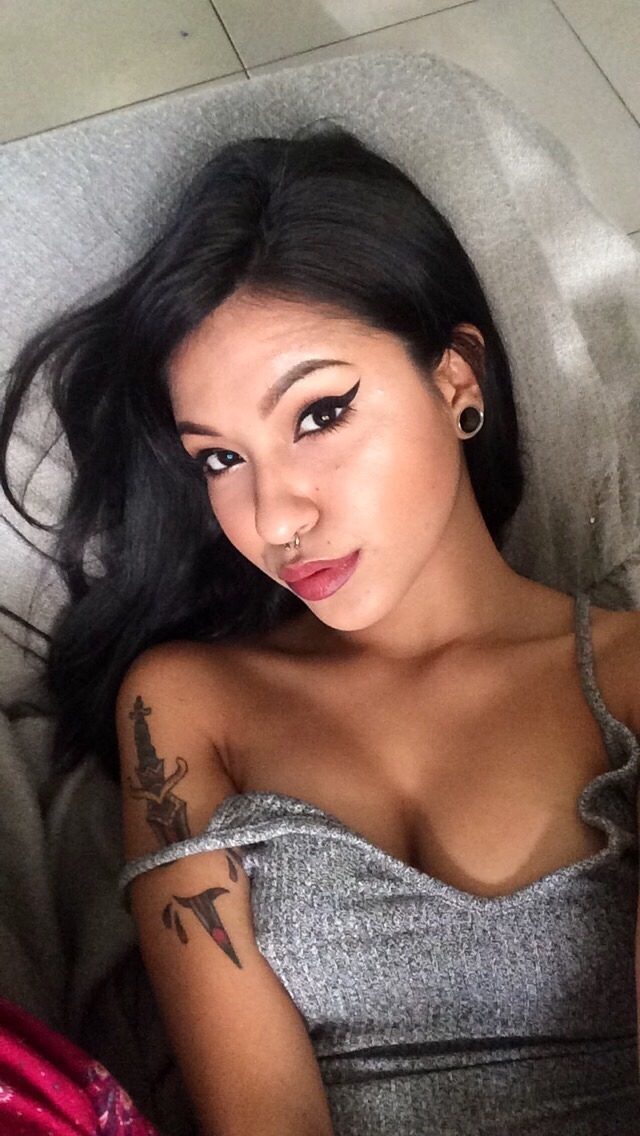 newsorsomethn:  these are my selfies! 😇 contourkit tagged me! I tag babypinkacrylicnails